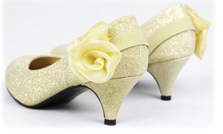 Lace_Gold_Closed_Toe_Women__s_Bridal_Shoes_2.jpg