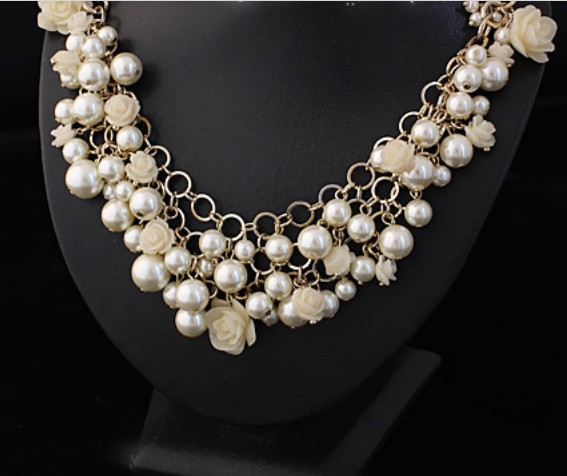 Gold_With_White_Pearls_Layered_Wedding_Necklaces_2.jpg