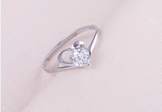 Heart_Shape_Shiny_Diamond_Anti_Slip_Wedding___Engagement_Rings_4.jpg